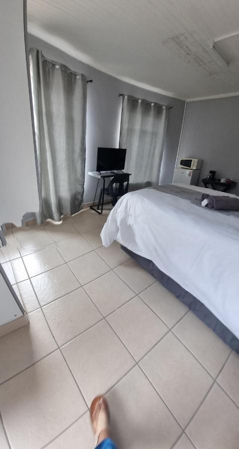 Stay At Home Airport Lodge كمبتون بارك المظهر الخارجي الصورة