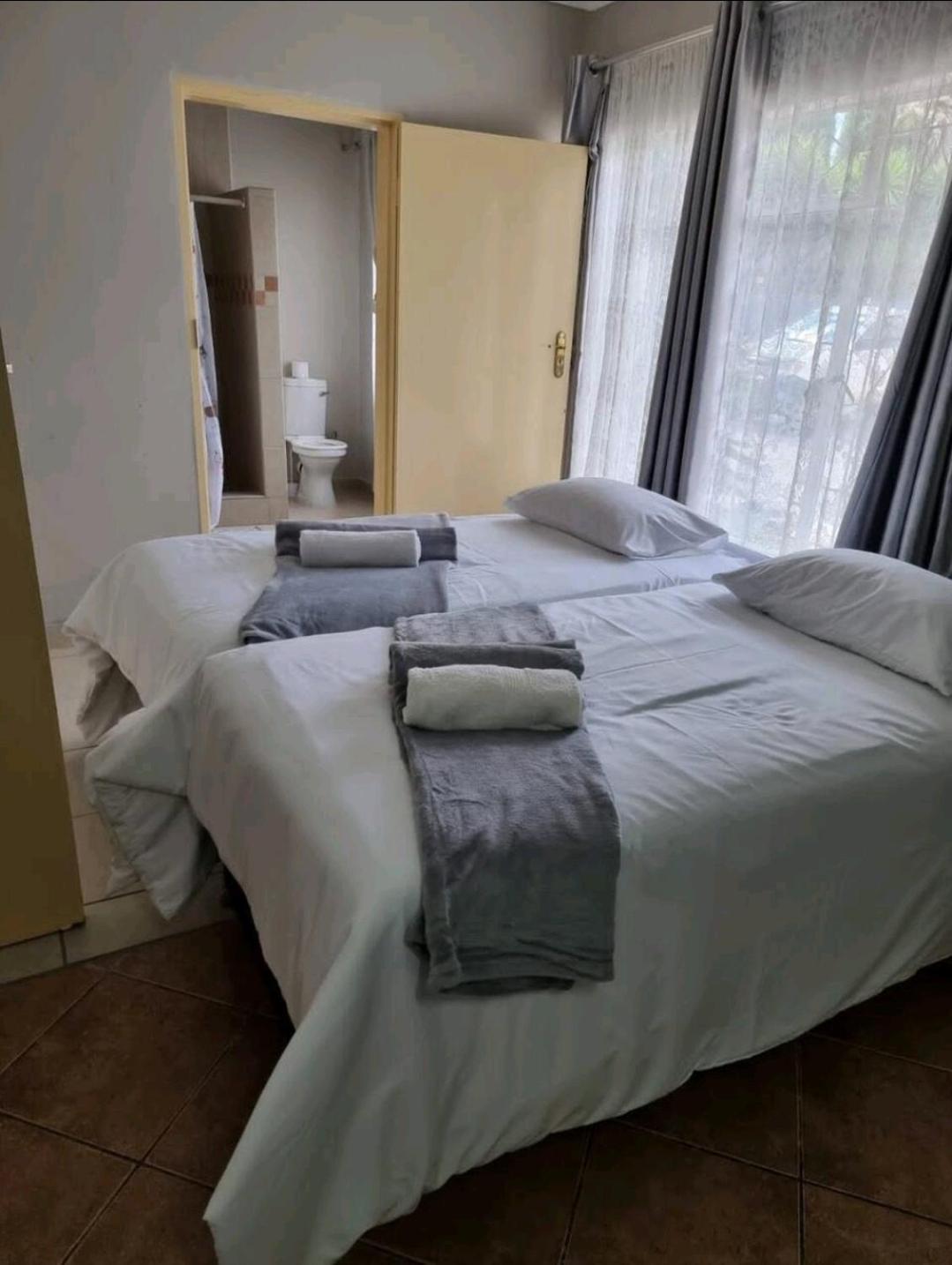 Stay At Home Airport Lodge كمبتون بارك الغرفة الصورة