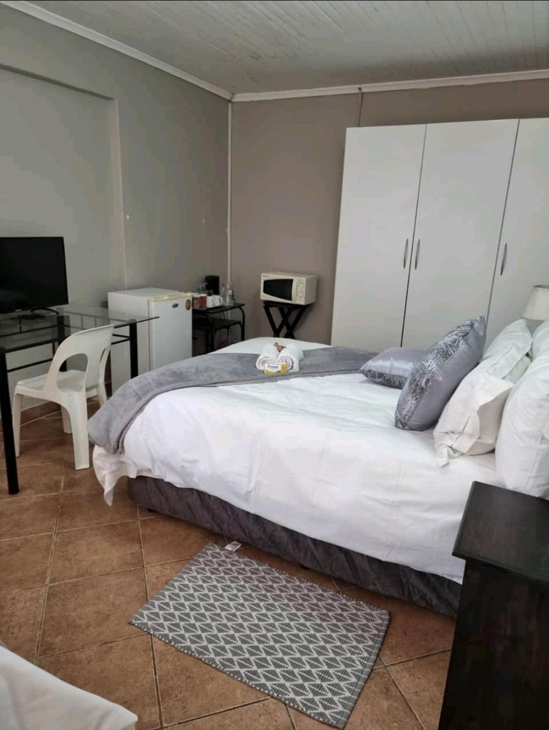 Stay At Home Airport Lodge كمبتون بارك الغرفة الصورة