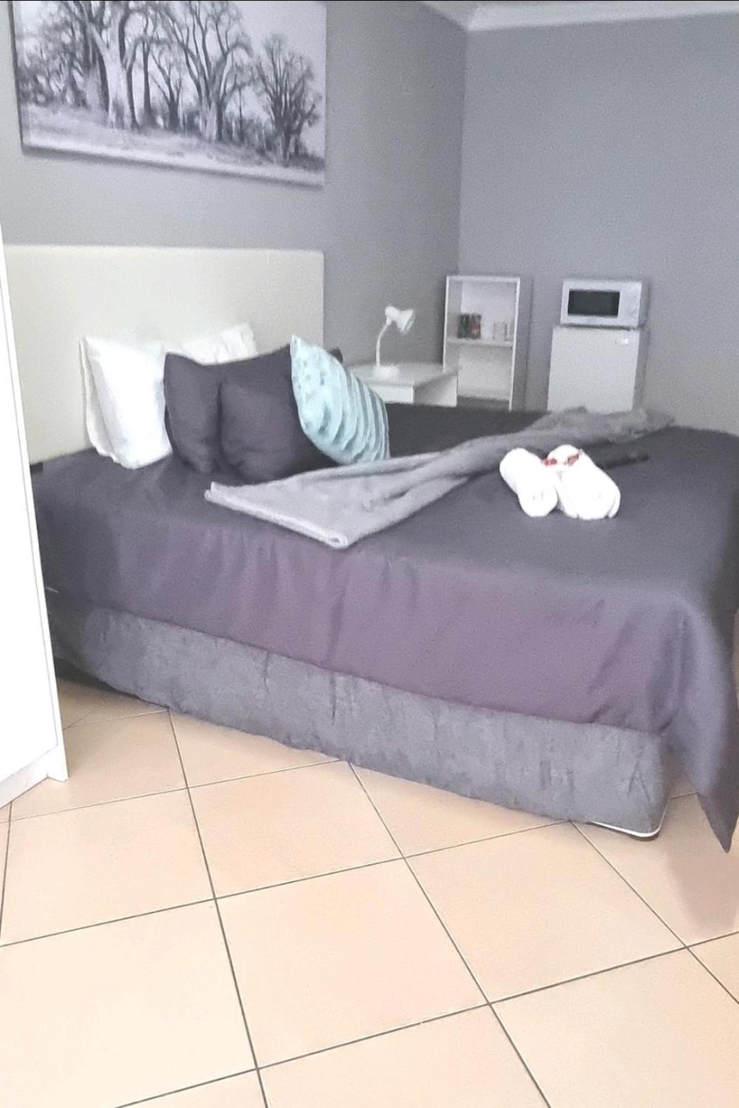 Stay At Home Airport Lodge كمبتون بارك الغرفة الصورة